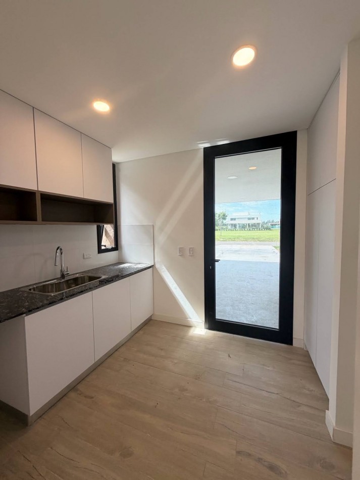 FISHERTON VENTA CASA TRES DORMITORIOS LOS PASOS DEL JOCKEY 4 BARRIO PRIVADO ENTREGA 50% SALDO 48 CUOTAS