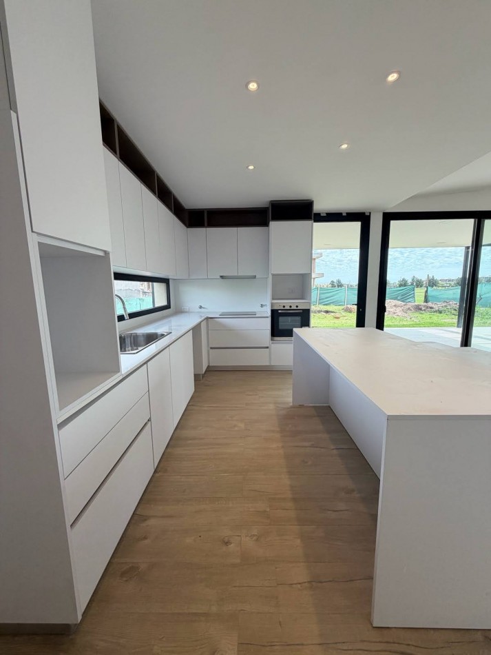 FISHERTON VENTA CASA TRES DORMITORIOS LOS PASOS DEL JOCKEY 4 BARRIO PRIVADO ENTREGA 50% SALDO 48 CUOTAS