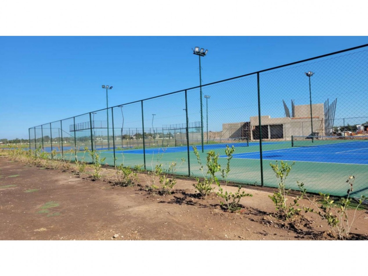 FUNES VENTA  TERRENO AGUADAS LAKE !