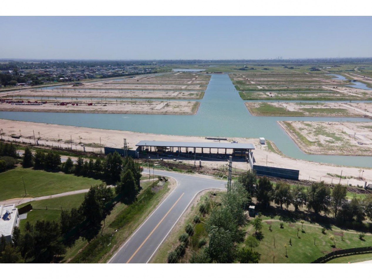 FUNES VENTA  TERRENO AGUADAS LAKE !