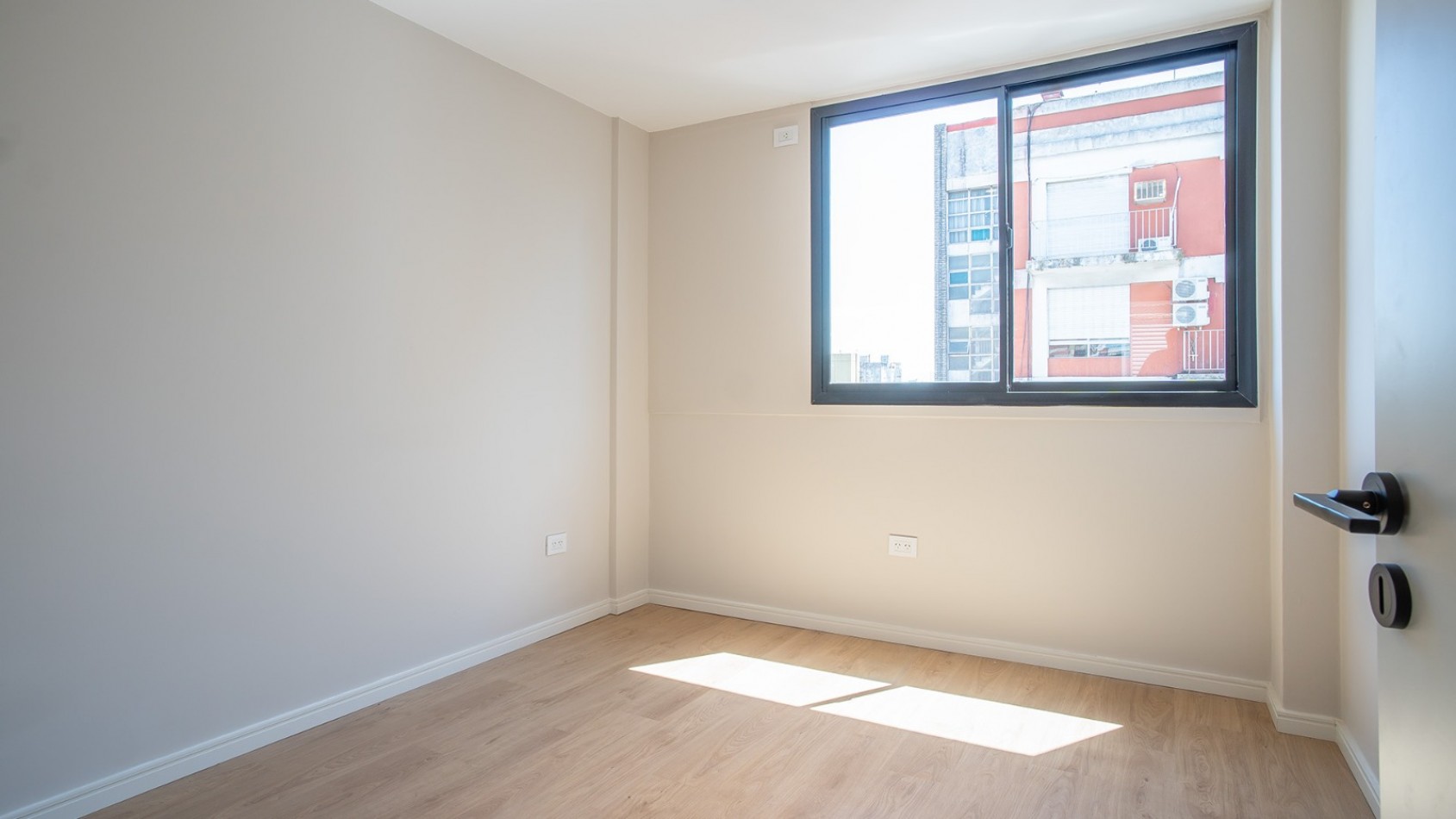 ZONA CENTRO RIO  VENTA DEPARTAMENTO TRES DORMITORIOS FRENTE  EN ITALIA AL 600