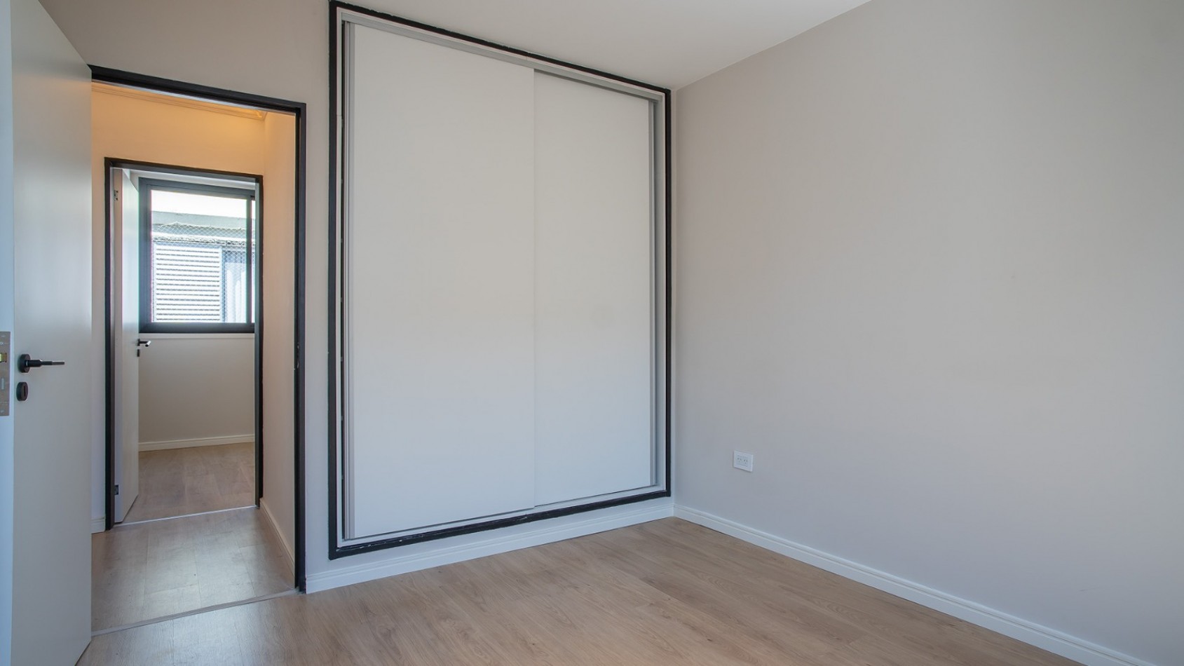 ZONA CENTRO RIO  VENTA DEPARTAMENTO TRES DORMITORIOS FRENTE  EN ITALIA AL 600