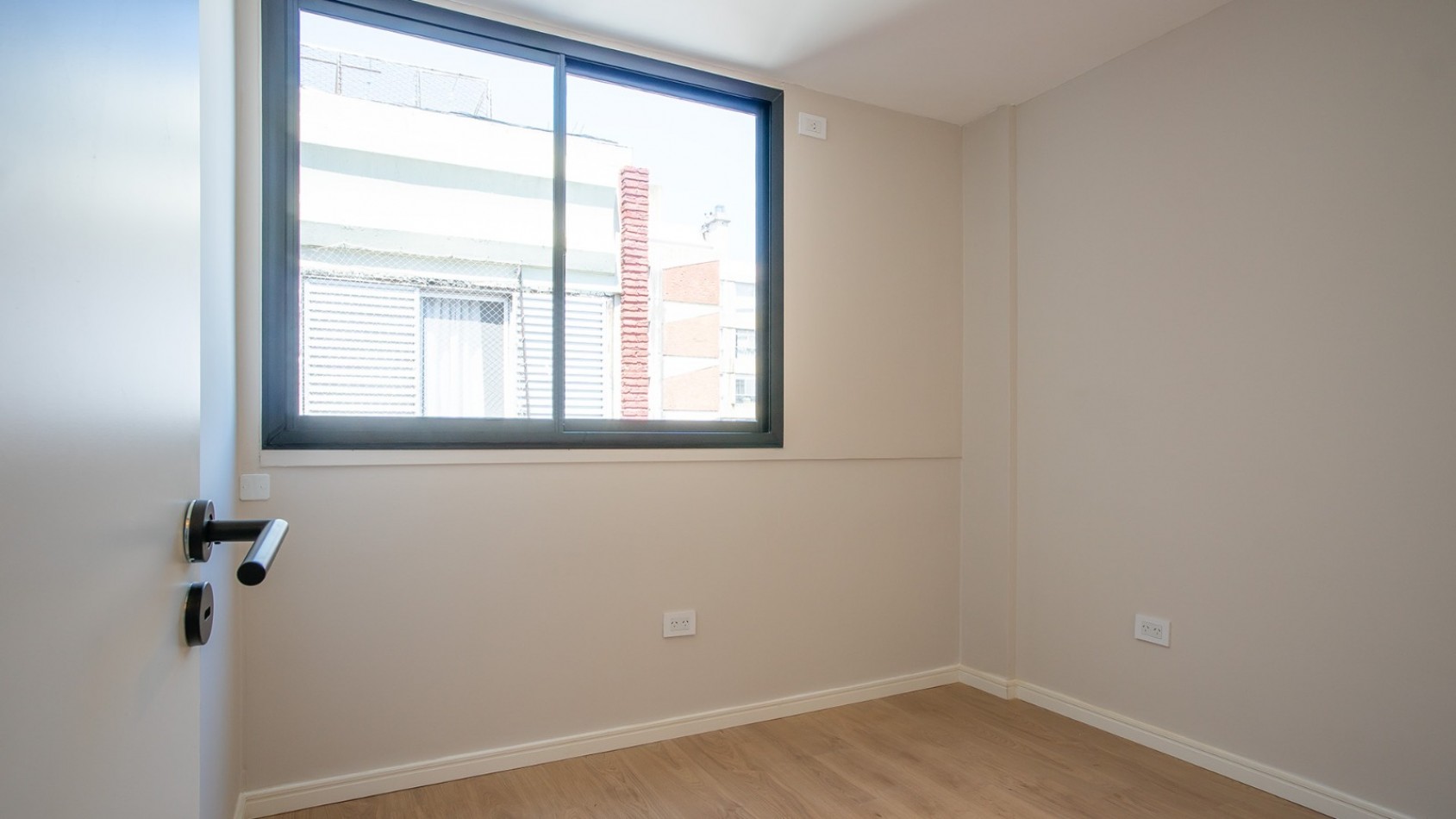 ZONA CENTRO RIO  VENTA DEPARTAMENTO TRES DORMITORIOS FRENTE  EN ITALIA AL 600