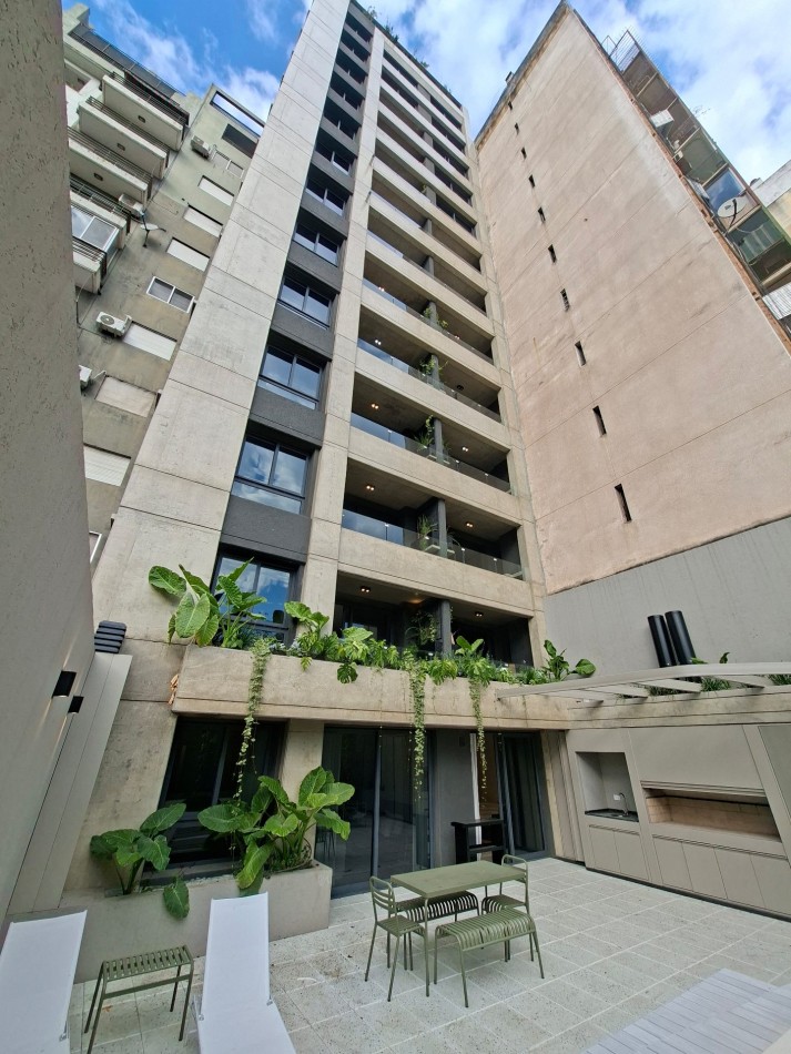 Venta Departamento Dos Dormitorios Primer Piso Con Patio, Pileta Y Parrillero De Uso Exclusivo Entre Rios y Tucuman 