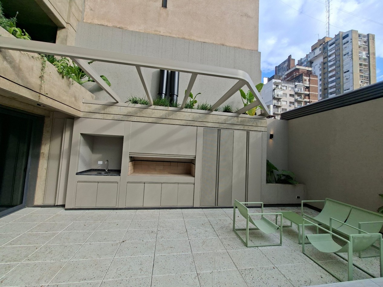 Venta Departamento Dos Dormitorios Primer Piso Con Patio, Pileta Y Parrillero De Uso Exclusivo Entre Rios y Tucuman 