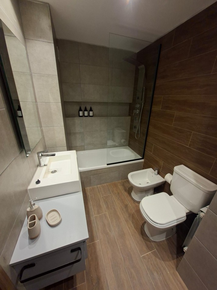 Venta Departamento Dos Dormitorios Primer Piso Con Patio, Pileta Y Parrillero De Uso Exclusivo Entre Rios y Tucuman 