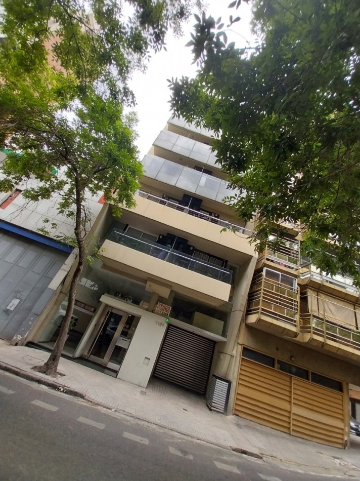 VENTA DEPARTAMENTO DOS DORMITORIOS CON COCHERA ALEM 1100 BARRIO MARTIN FRENTE AL LASALLE