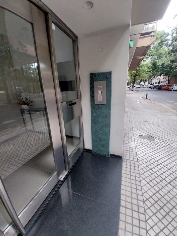 VENTA DEPARTAMENTO DOS DORMITORIOS CON COCHERA ALEM 1100 BARRIO MARTIN FRENTE AL LASALLE