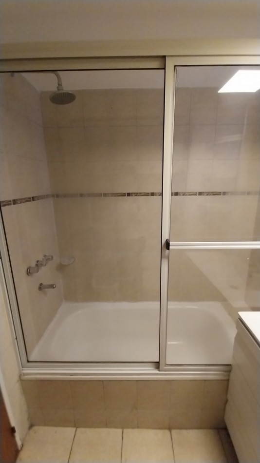ZONA RIO! VENTA DEPARTAMENTO DOS DORMITORIOS CON COCHERA GUEMES Y MORENO