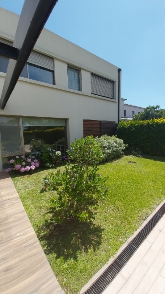 VENTA IMPORTANTE  CASA 4 DORMITORIOS EN ALDEA FISHERTON 