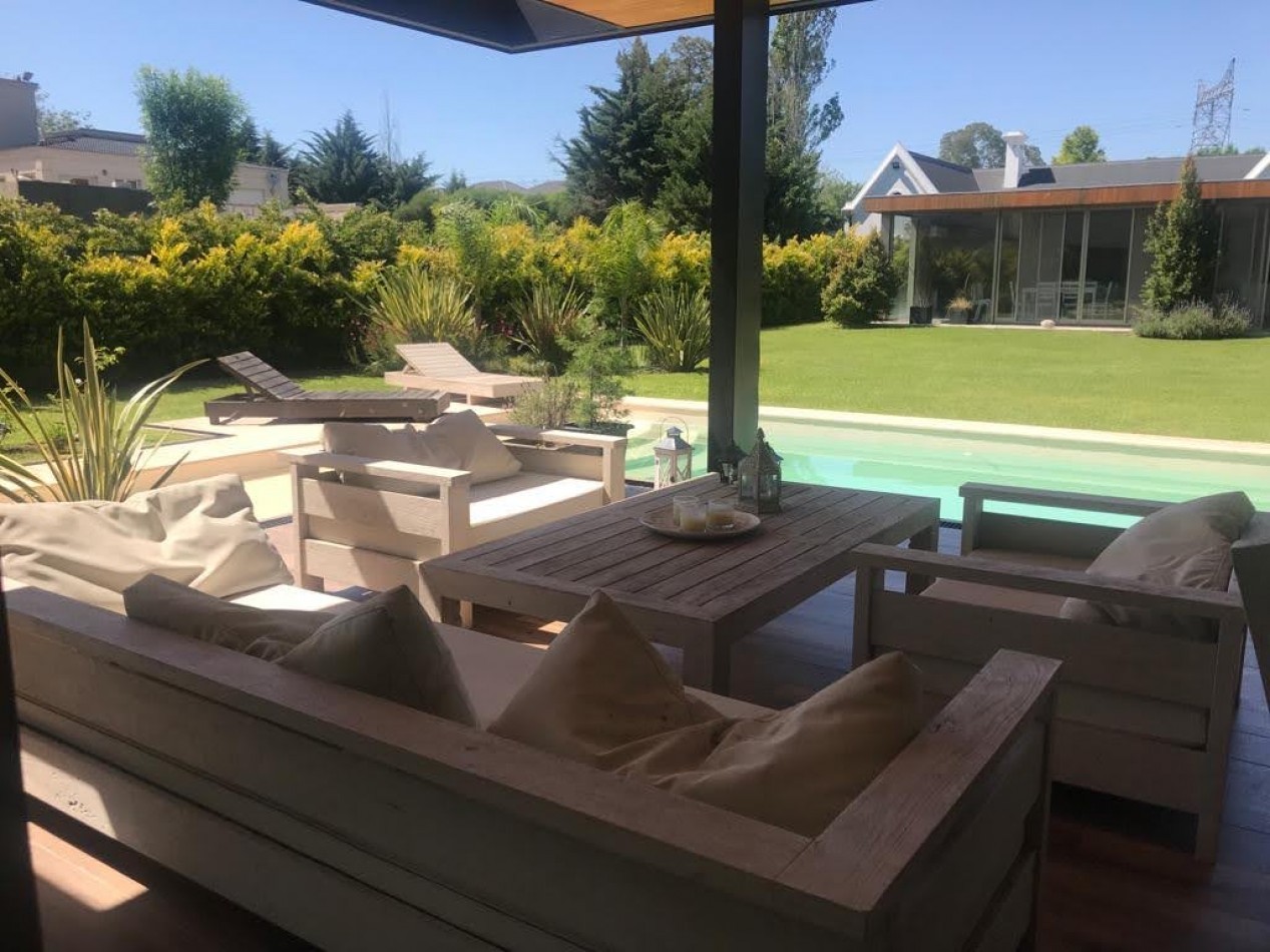 ALQUILER PERMANENTE CASA 4 DORMITORIOS EN ALDEA FISHERTON 