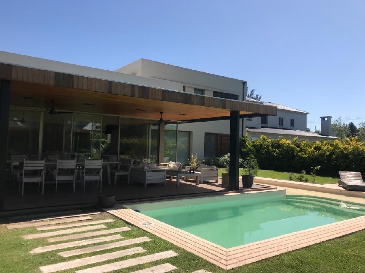 ALQUILER PERMANENTE CASA 4 DORMITORIOS EN ALDEA FISHERTON 