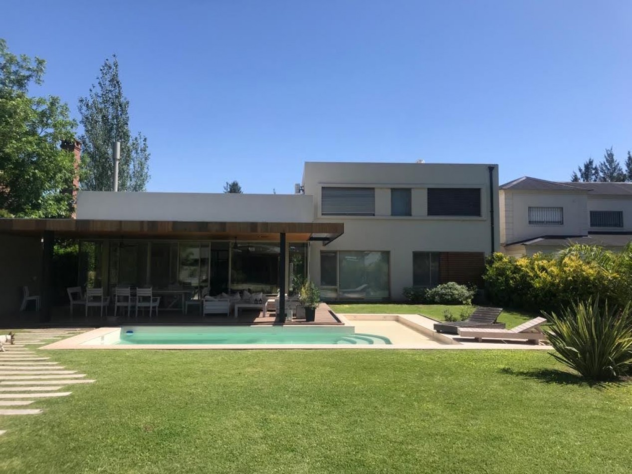 ALQUILER PERMANENTE CASA 4 DORMITORIOS EN ALDEA FISHERTON 