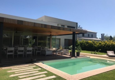 ALQUILER PERMANENTE CASA 4 DORMITORIOS EN ALDEA FISHERTON 